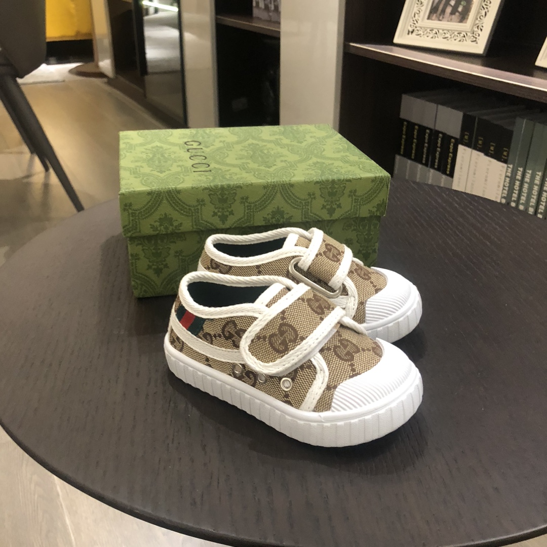 Children's shoes child